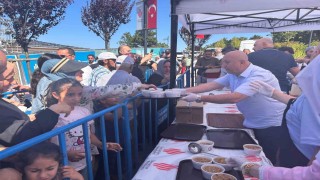 Ümraniyede Osmangazi Millet Bahçesinde vatandaşlara aşure ikram edildi