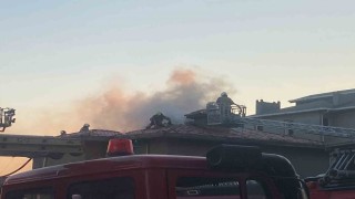 Üsküdarda 3 katlı binanın çatısı alev alev yandı