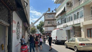 Üsküdarda 3 katlı binanın çatısında yangın çıktı