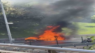 Üsküdarda lüks otomobil alev alev yandı