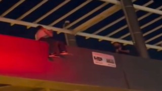 Üst geçitteki genci ikna etmeye çalışan polis asansör boşluğuna düşerek yaralandı