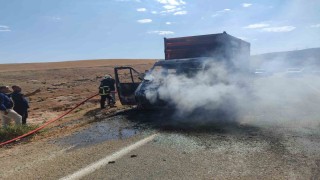 Üzerinde traktör römorku bulunan kurtarıcı kamyonet yandı