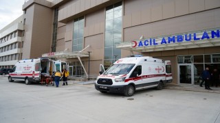 Üzerlerine inşaat kalıbı düşen iki işçi yaralandı