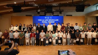 Vali Akın ve Başkan Altay, YKS ve LGSde dereceye giren Konyalı öğrencilerle buluştu