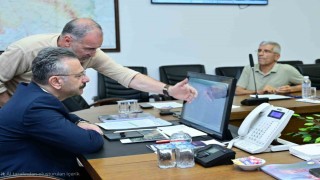 Vali Aksoy, yangınla ilgili gelişmeleri koordinasyon merkezinden takip ediyor