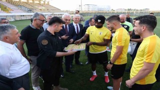 Vali Çakır, Muşsporun antrenmanını izledi ve takıma destek çağrısı yaptı