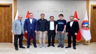 Vali Çiçek, YKSde dereceye giren öğrencileri makamında kabul etti