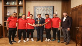 Vali Musa Işın, Türkiye Şampiyonu Kütahya Ecofirm Ayak Tenisi Takımını ağırladı