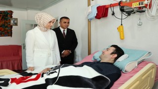 Vali özel bireye aşığı olduğu takımın formasını hediye etti