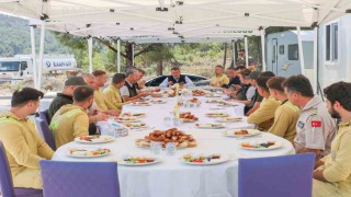 Vali Sözer, orman yangınlarına karşı mücadele eden kahramanlarla bir araya geldi