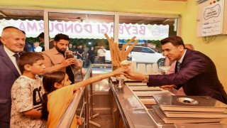 Vali tezgahın başına geçti, çocuklara dondurma doldurup ikram etti