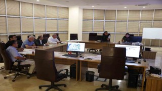 Vali Toraman, Ayvacık ve Gelibolu ilçelerinde devam eden orman yangınlarını Yangın Yönetim Merkezinden takip ediyor