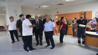 Vali Ustaoğlu, otobüs kazasında yaralanan vatandaşları hastanede ziyaret etti