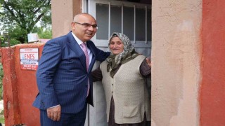 Validen kendisine uzaktan görüp el sallayan yaşlı kadına sürpriz ziyaret