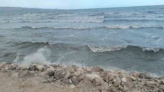 Van Gölü rüzgarla coştu: Dalgalar sahili dövdü