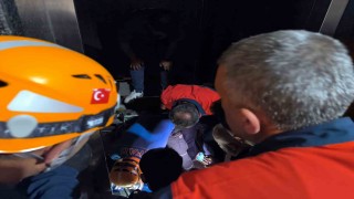 Vanda asansörde mahsur kalan vatandaşlar AFAD tarafından kurtarıldı