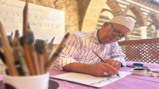 Vanda çocuklar hem Kuran-ı Kerimi hem de hüsn-i hat sanatını öğreniyor