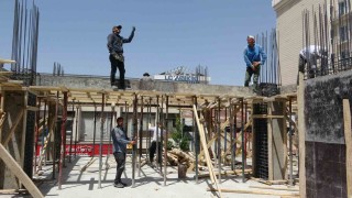 Vanda inşaat işçilerinin sıcakla mücadelesi