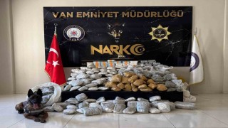 Vanda kamyonetteki yün çuvallarının içinden 122 kilo uyuşturucu çıktı