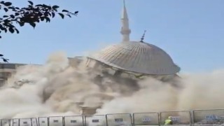 Vanda yarım asırlık camide kontrollü olarak yıkıldı
