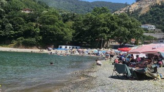 Vatandaşlar sıcak havada deniz keyfi yaşadı