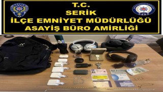 Villadan hırsızlık yapan şüpheli, çalıntı eşyalarla birlikte Alanyada yakalandı