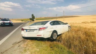 Viraja hızlı giren otomobil karşı yönden gelen iki tıra çarptı, facia kıl payı atlatıldı