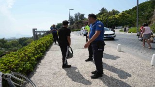 Virajı alamayan 2 çocuk bisikletle 5 metre yükseklikteki varyanttan çalılıklara düştü