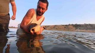 Yakaladıkları balıkları gelecek nesiller için serbest bırakıyorlar