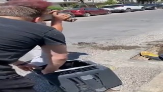 Yalovada anne kedi ve dört yavrusu sıkıştıkları yağmur suyu kanalından kurtarıldı