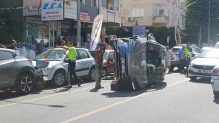 Yalovada SUV tipi araç park halindeki iki otomobile çarparak devrildi