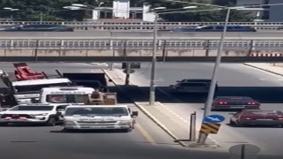 Yalovada vinç alt geçitte sıkıştı