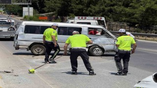 Yan yatan minibüste 6 kişi yaralandı, polis cam kırıklarını süpürgeyle temizledi