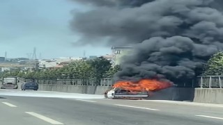Yanan otomobilden geriye hurda yığını kaldı