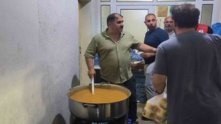 Yangın bölgesindeki muhtar köye gelen yardım ekibine çorba yaptı