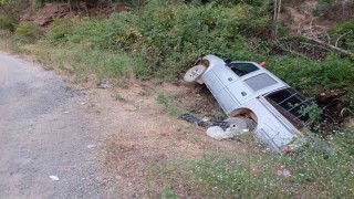 Yangın ekibine yemek götüren araç şarampole yuvarlandı