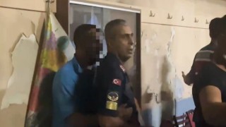 Yangın yerinde hırsızlık iddiası ortalığı böyle karıştırdı... Tekme tokat dövüldü, jandarma kurtardı