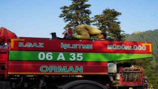 Yangınla mücadele arasında araç üzerinde namazını kıldı