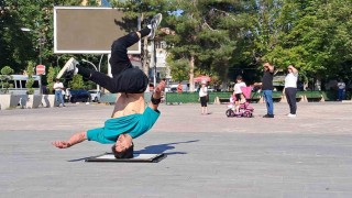 Yaptığı dansla adını rekorlar kitabına yazdırmayı hedefliyor