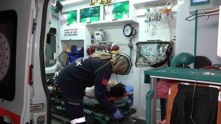 Yardım için yola çıkan baba-oğul kaza yaptı