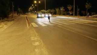 Yarı çıplak alkollü şahıs, karayolunda araçların önüne atladı