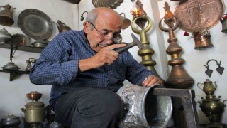 Yarım asırlık usta çekiciyle bakırı işleyerek sanata dönüştürüyor