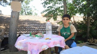 Yaşı küçük diye sanayiye alınmayan çocuk, su satarak bisiklet parasını biriktiriyor