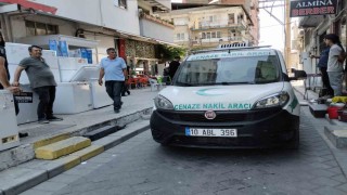Yaşlı adam, binanın teras katındaki demirlerde asılı bulundu