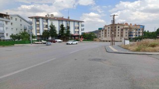 Yaşlı kadın drift atan aracın altında kalmaktan son anda kurtuldu