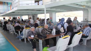 Yaşlıların moral gezisinde renkli görüntüler oluştu