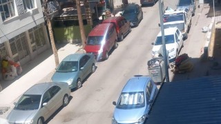 Yenimahallede toplanmayan çöplere mahalle sakinleri tepki gösterdi