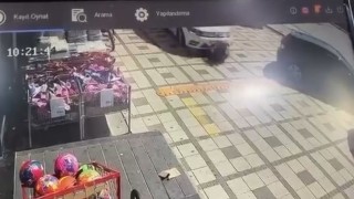 Yere çömelip poşetleriyle uğraşırken arabanın altında kaldı