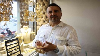 Yılların sarrafından yeni evlenecek çiftlere altın değerinde burma bilezikten vazgeçmeyin tavsiyesi