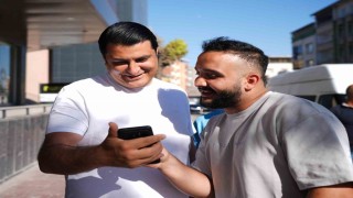 Yılmaz, sokak sokak gezerek, vatandaşların taleplerini dinledi